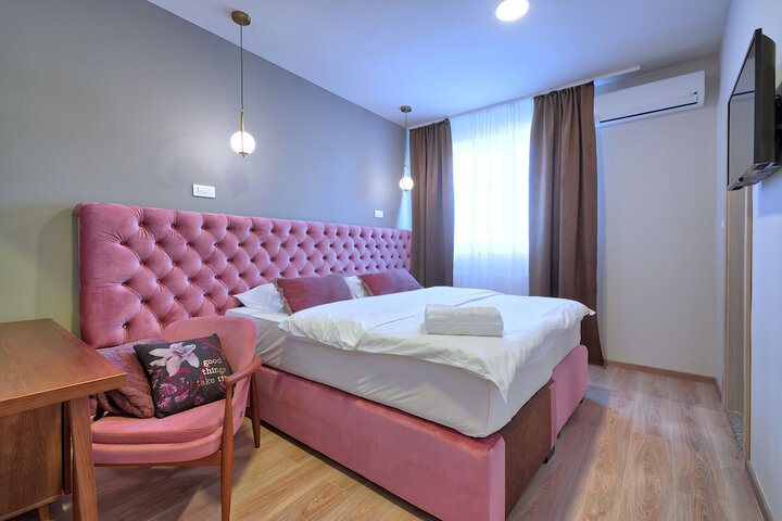 Room 7 of 27