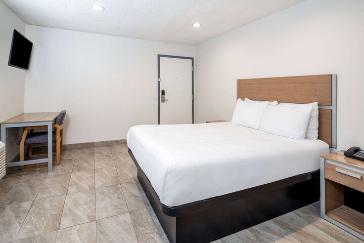 1 Queen Bed (14 of 17)