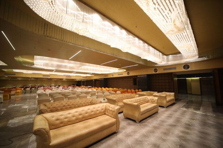 Ballroom/Hall 21 of 23