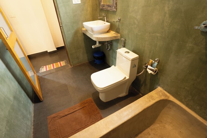 Room 13 of 33