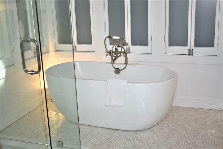 Deep soaking bathtub