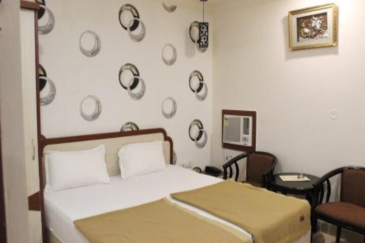Room 4 of 7