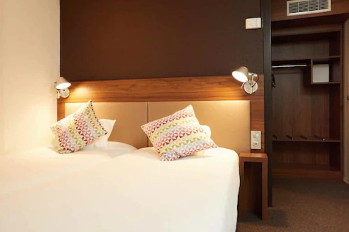 Room 5 of 34