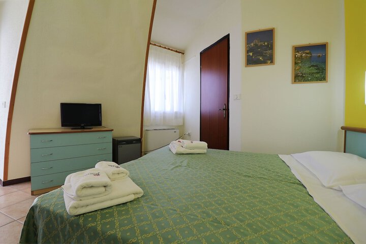 Room 8 of 150