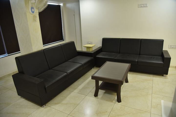 Lounge 15 of 18