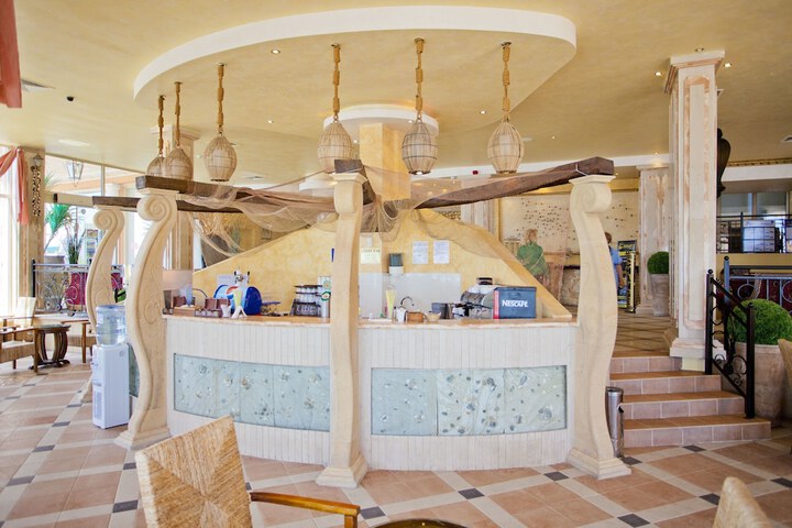 Lounge 77 of 91