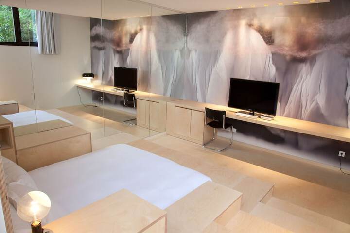 Room 9 of 85