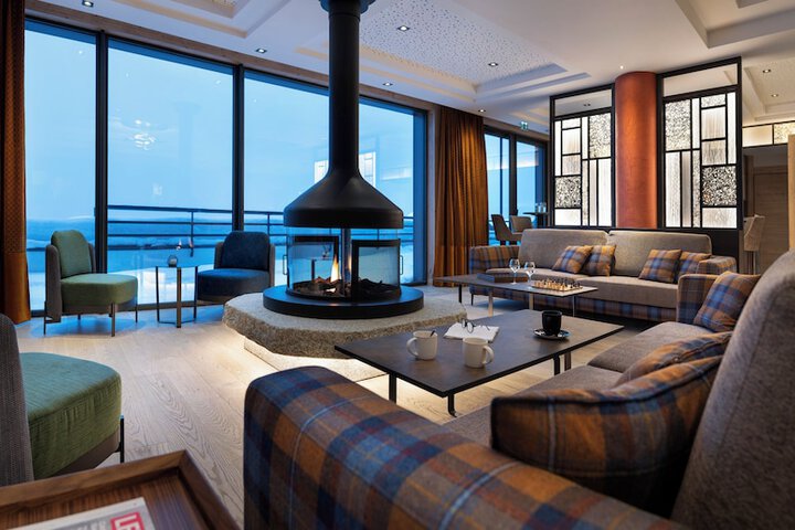 Lobby lounge