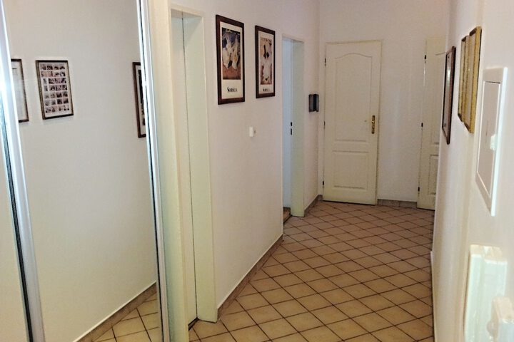 Room 10 of 209