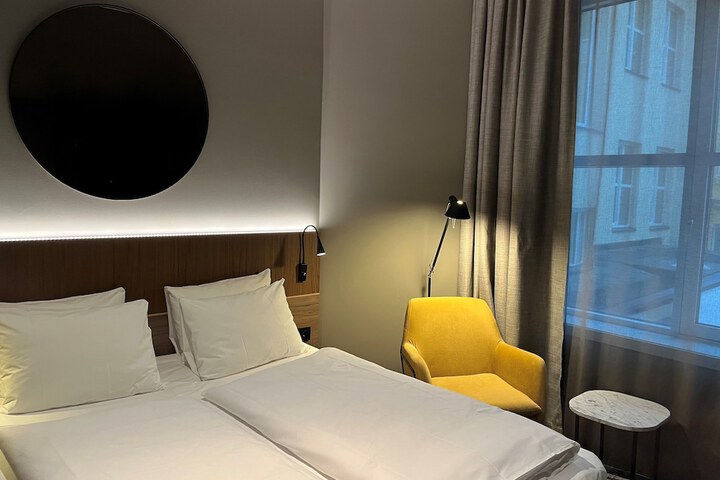 Room 10 of 87