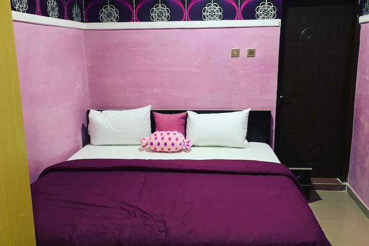 Room 9 of 12
