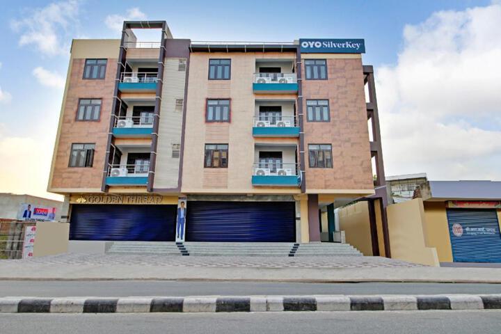 OYO SilverKey 60481 Gayatri Nagar