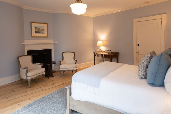 Deluxe Queen Bed (9 of 21)