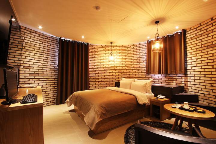 Room 2 of 16