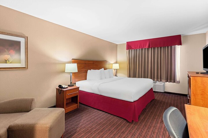 1 King Bed (4 of 14)