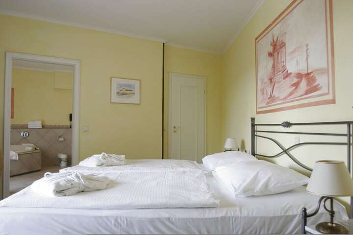 Room 3 of 40