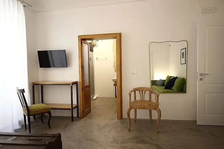 Room 6 of 17