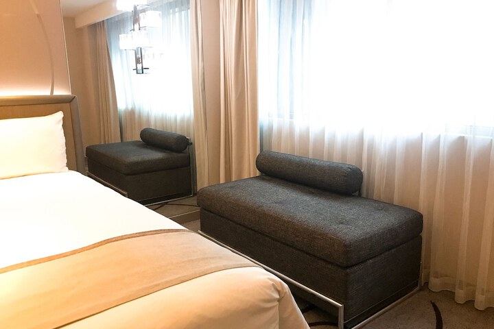 Room 32 of 93