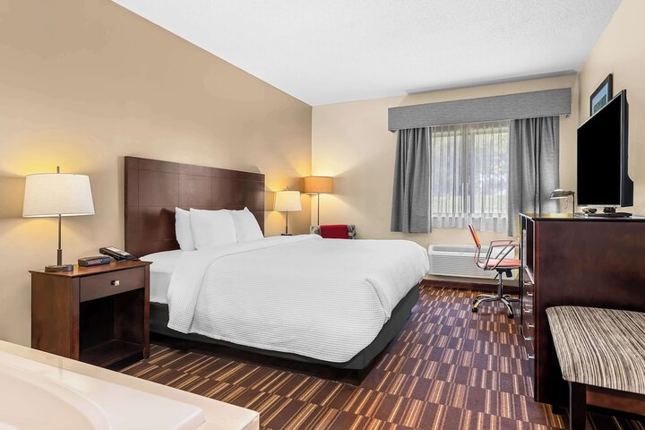 1 King Bed Microfridge High Speed Internet Full Breakfast (3 of 18)