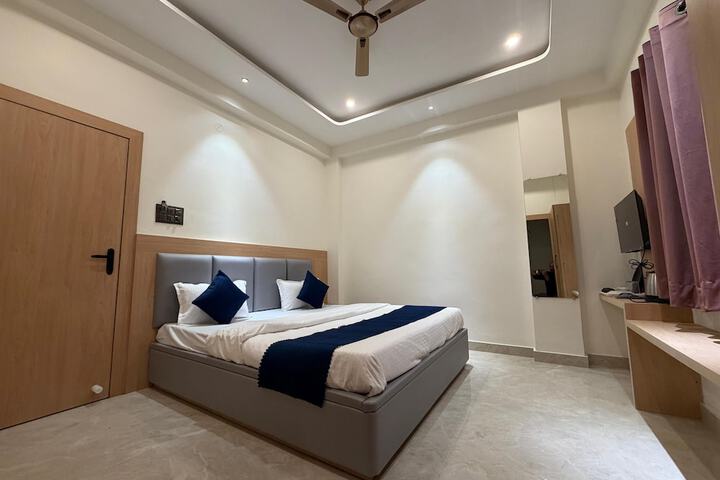 Room 7 of 16