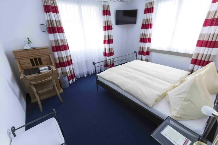 Room 10 of 14