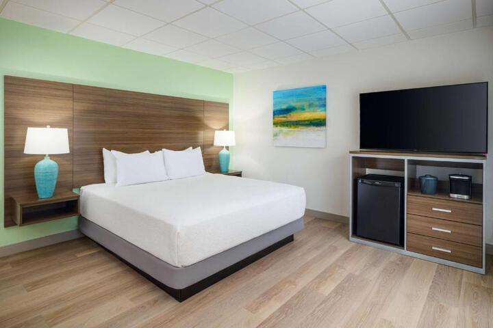 1 King Bed High Speed Internet Accessible Microwave and Refrigerator, Coffee Maker Iron and Ironing Board Hairdryer Full Breakfast (9 of 16)