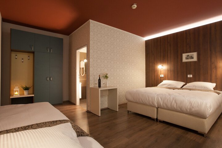 Room 10 of 20