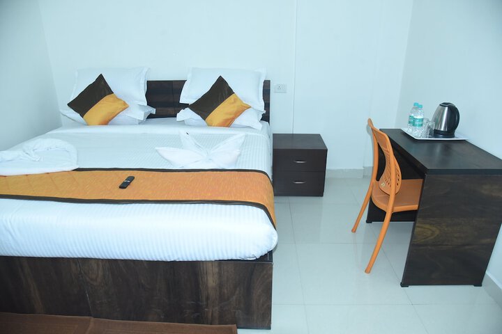 Room 6 of 12