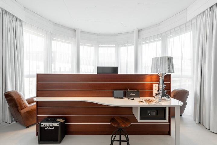 Room 12 of 82