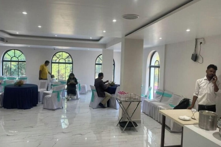 Room 4 of 7
