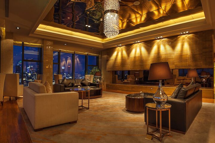 Lounge 34 of 51