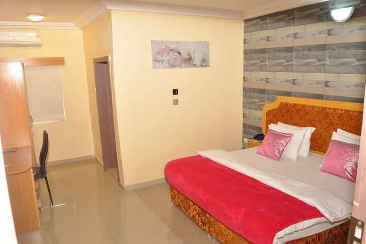 Room 10 of 30