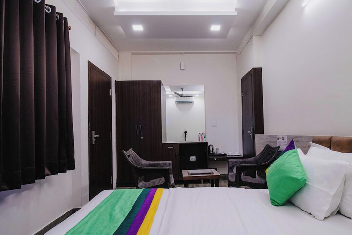 Room 11 of 37