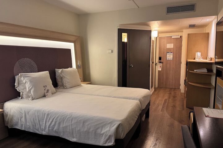Room 12 of 83