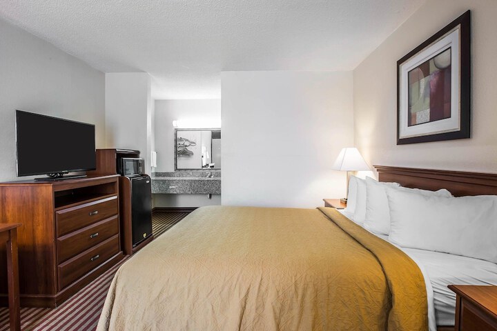 1 Queen Bed (3 of 10)