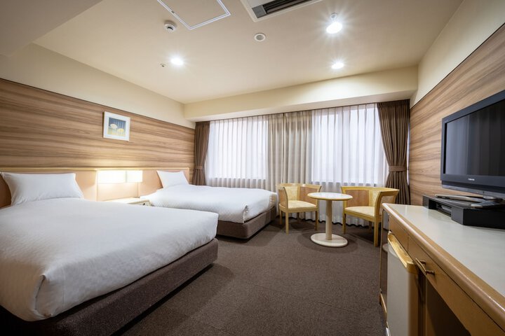 Room 8 of 93