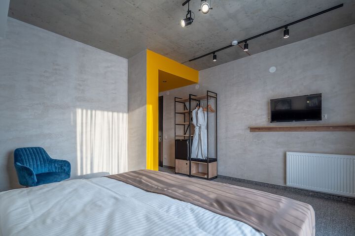 Room 12 of 32