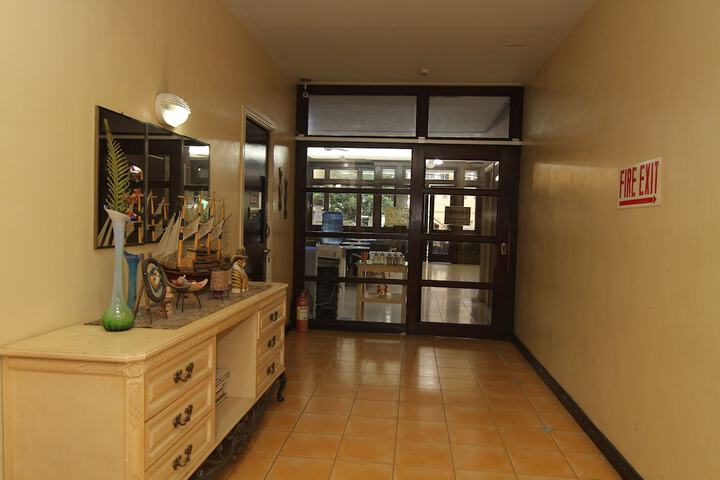 Ballroom/Hall 28 of 33