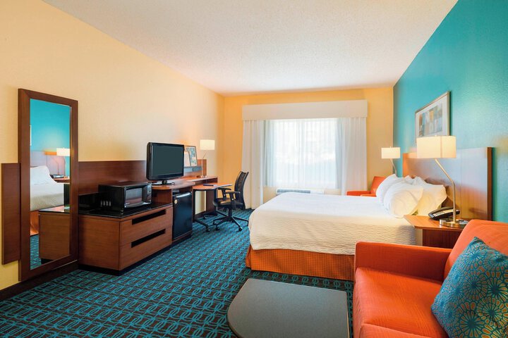 1 King Bed Work Desk Microwave and Refrigerator WiFi Continental Breakfast (3 of 11)