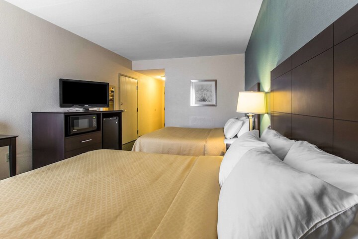 2 Queen Beds (1 of 5)