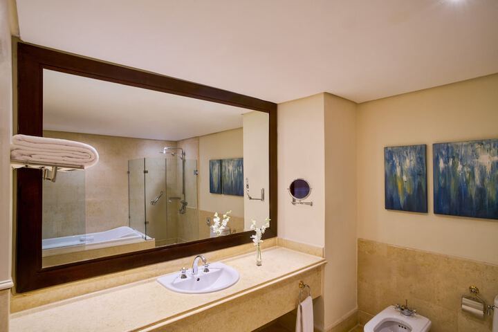 Room 32 of 166