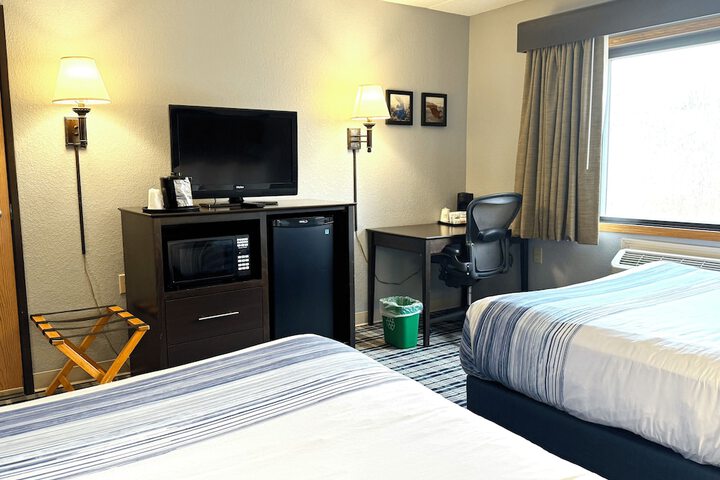 2 Queen Beds Mobility Accessible (13 of 13)
