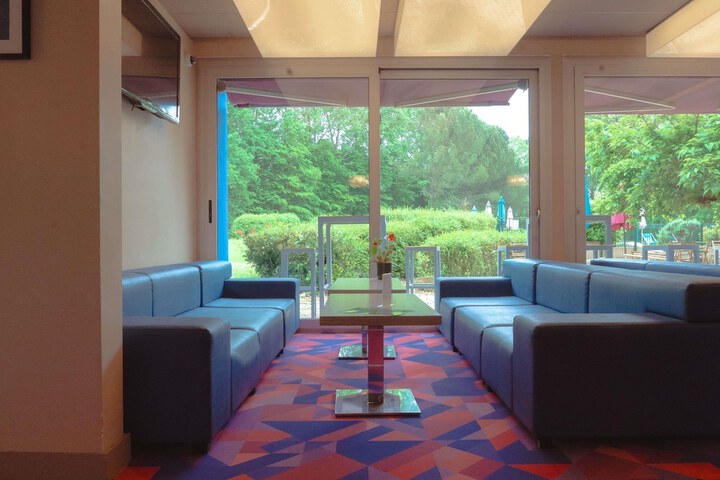 Lounge 44 of 60