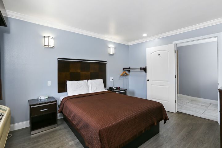 Queen Bed Accessible (4 of 7)