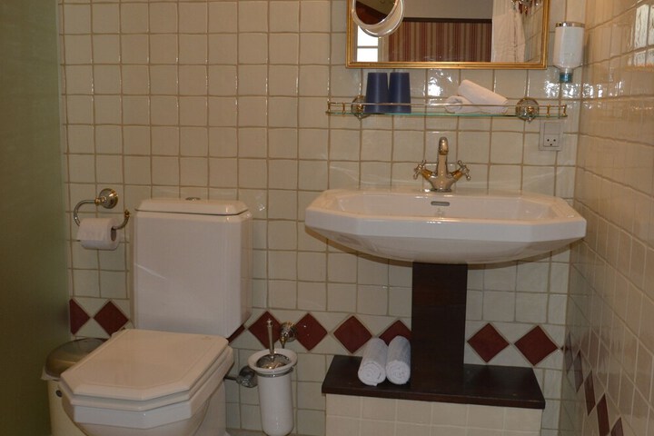 Room 152 of 214