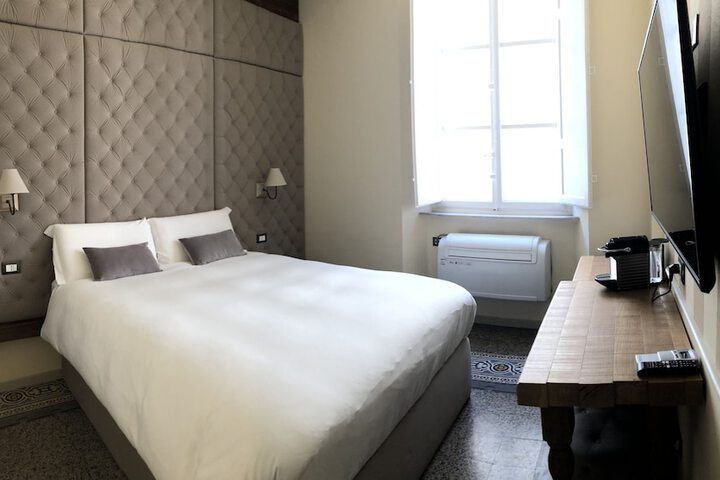 Room 7 of 18