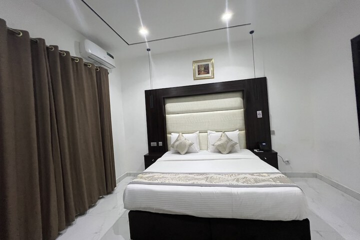 Room 43 of 100
