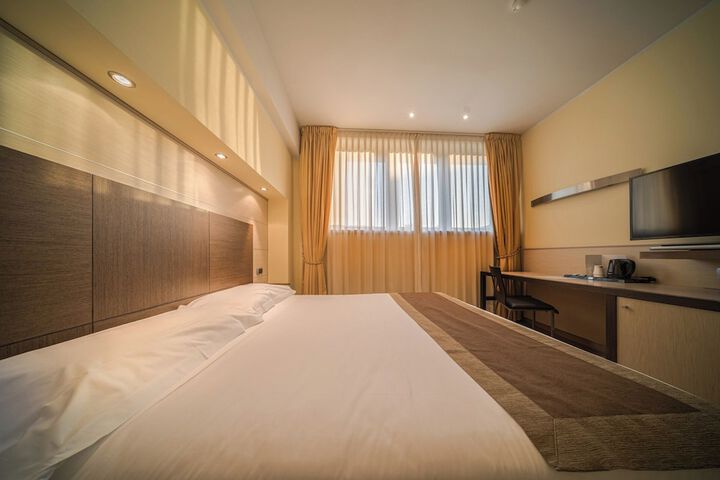 Room 85 of 233