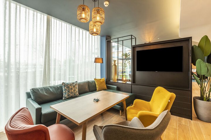 Lounge 78 of 128