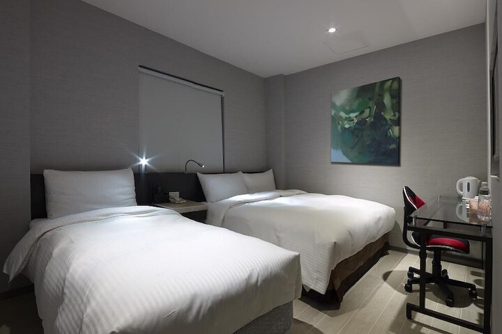 Room 5 of 18